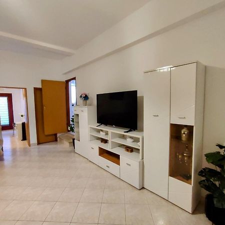 Apartman Mirela ロヴィニ エクステリア 写真